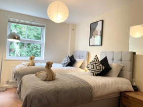 BEST PRICE - AMAZING 2 Bed 2 Bath - 4 Singles or Super King beds, 10 min walk to city centre, Smart Tv, Ensuite, Balcony, FREE PARKING
